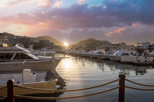 Marina i obszar klubu jachtowego w Cabo San Lucas, Los Cabos, punkt wyjścia dla rejsów, wędkarstwo marlinowe i łodzie lancha do El Arco Arch i plaże — Zdjęcie stockowe