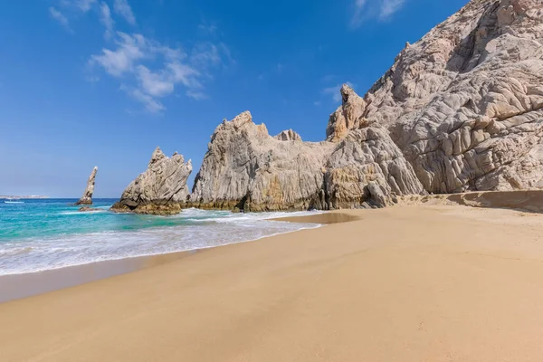Malownicza miejscowość turystyczna Playa del Divorcio, Plaża rozwodowa położona w pobliżu malowniczego Łuku Cabo San Lucas — Zdjęcie stockowe