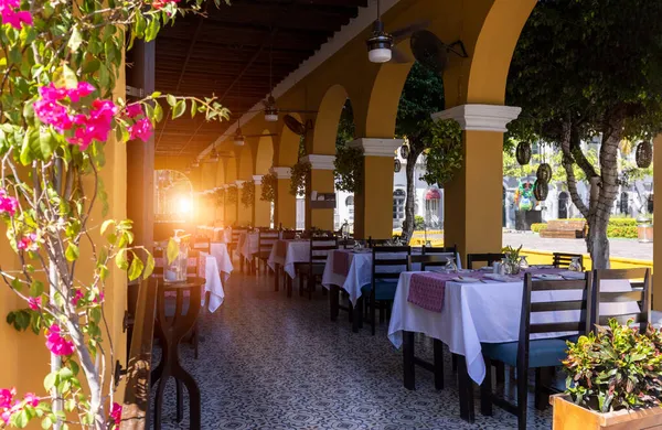 Mazatlan Old City cafés e restaurantes no centro histórico da cidade perto da praça central — Fotografia de Stock