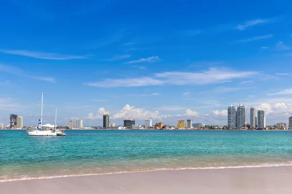 Vista desde la Isla de los Ciervos, Isla de Venados, del famoso paseo marítimo de Mazatlán El Malecón, con miradores del océano hoteles de lujo, playas y paisajes escénicos — Foto de Stock