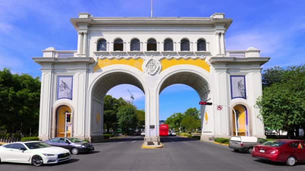 Пам'ятник Арки Гвадалахари, Аркос - Валларта - Гвадалахара, розташований в історичному центрі міста біля статуї Мінерва. — стокове відео