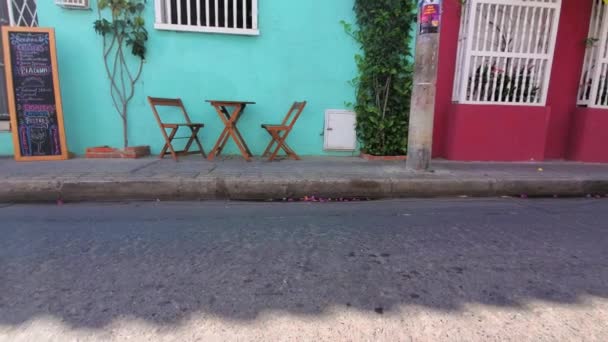 Rues pittoresques et colorées de Carthagène dans le quartier historique de Getsemani près de Walled City, Ciudad Amurallada — Video