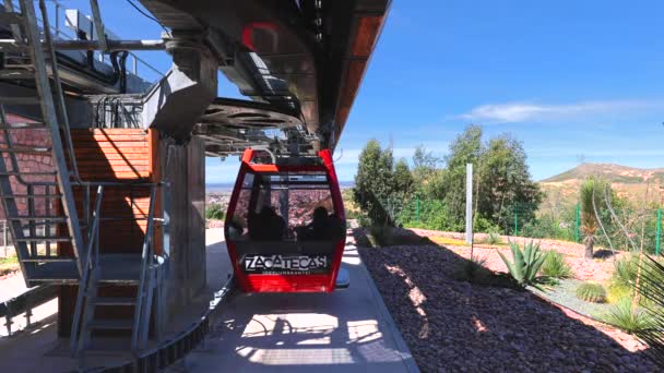 Funivia sulla collina di La Bufa a Zacatecas, Teleferico La Bufa, portando i turisti su una panoramica panoramica panoramica sopra lo storico centro coloniale di Zacatecas — Video Stock