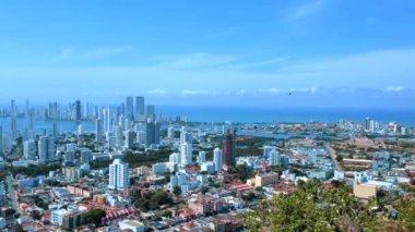 Kolombiya, Kartagena şehir manzarası, modern gökyüzü manzarası, Santa Cruz manastırı Convento de la Popa 'nın gözcü tepesinden Bocagrande ve Bocachica otelleri ve okyanus körfezleri