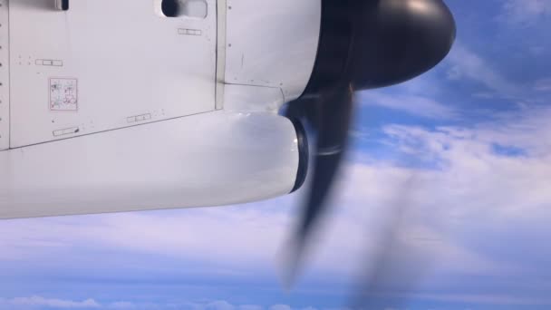 Vista de um motor de um avião voando alto no céu com passageiros que viajam de Boston, EUA para uma porta de férias caribenha. Restrições de viagem Covid devido a novas variantes de vírus — Vídeo de Stock