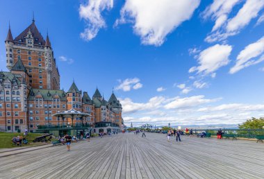 Quebec 'teki ünlü Chateau Frontenac tarihi merkezi Dufferin Terası' nda manzaralı ve manzaralı Saint Lawrence Nehri manzaralı.