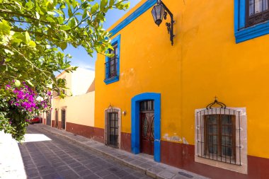 Zacatecas 'ın merkez katedrali yakınlarındaki tarihi şehir merkezinde renkli eski şehir sokakları. Burası popüler bir Meksika turizm merkezi.