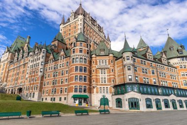 Quebec 'teki ünlü Chateau Frontenac tarihi merkezi Dufferin Terası' nda manzaralı ve manzaralı Saint Lawrence Nehri manzaralı.