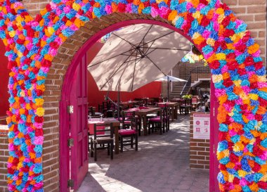 San Jose del Cabo 'nun tarihi şehir merkezindeki manzara, koloni sokakları ve mimarisi, kültür merkezi ve çok sayıda sanat galerisi