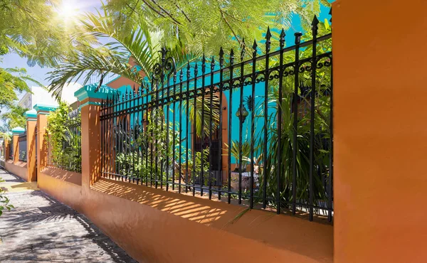 Mexiko, Mazatlan, Bunte Altstadtgassen im historischen Stadtzentrum in der Nähe der Promenade El Malecon, der Meeresküste Zona Hotelera Hotel Zone und der zentralen Mazatlan Basilika — Stockfoto