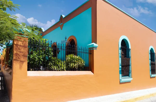 墨西哥、马扎特兰、历史名城中心靠近El Malecon长廊的五彩斑斓的古城街道、海滨Zona旅馆区和马扎特兰大教堂中央 — 图库照片