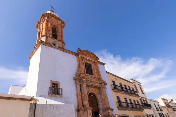Ruas antigas coloridas da cidade no centro histórico da cidade de Zacatecas, perto da catedral central. É um destino turístico mexicano popular — Fotografia de Stock