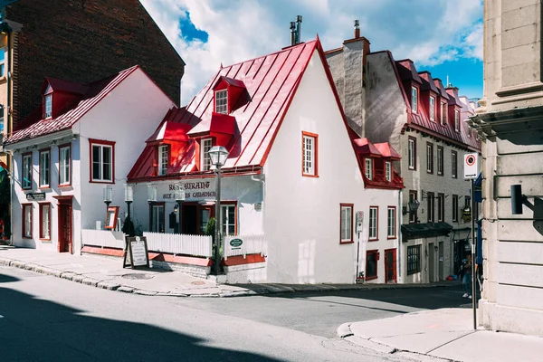 Oude Quebec Stad toeristische attracties van de bovenste stad van het historische centrum met winkelgebied, cafes en restaurants en oude Franse architectuur — Stockfoto