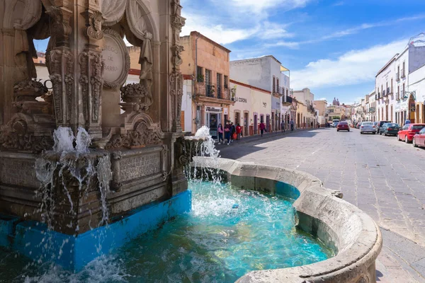 Színes régi város utcák történelmi belvárosában Zacatecas közelében központi katedrális. Népszerű mexikói turisztikai célpont. — Stock Fotó