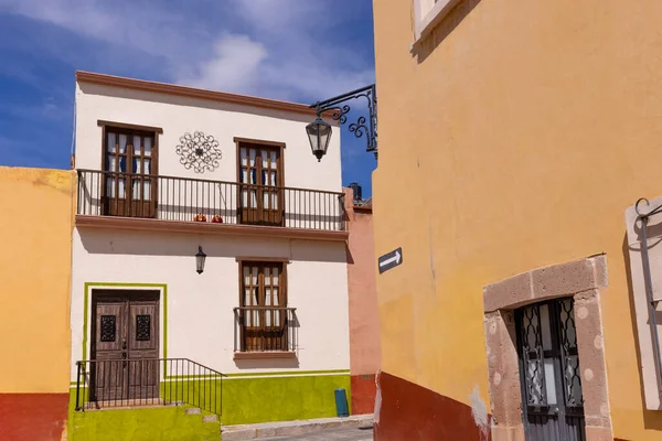 Zacatecas 'ın merkez katedrali yakınlarındaki tarihi şehir merkezinde renkli eski şehir sokakları. Burası popüler bir Meksika turizm merkezi.