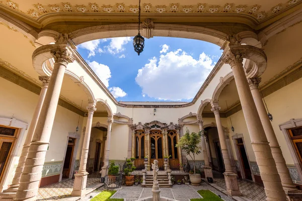 Centro de México, Aguascalientes calles coloridas y casas coloniales en el centro histórico de la ciudad, uno de los principales atractivos turísticos de la ciudad — Foto de Stock