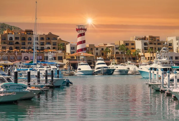 Marina i obszar klubu jachtowego w Cabo San Lucas, Los Cabos, punkt wyjścia dla rejsów, wędkarstwo marlinowe i łodzie lancha do El Arco Arch i plaże — Zdjęcie stockowe