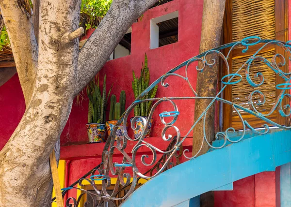 Сценічні колоніальні вулиці та архітектура Кабо-Сан-Лукас в історичному центрі міста неподалік від Марини та громадських пляжів. — стокове фото