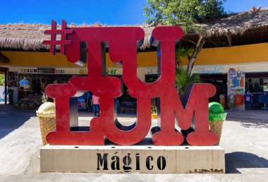 Tulum Arkeolojik Bölgesine Tulum Harfleri, Maya piramitleri ve kalıntıları ile giriş Quintana Roo eyaletinin manzaralı okyanus kıyısında yer almaktadır.