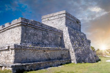Tulum Arkeolojik Bölgesi 'nde, Quintana Roo eyaletinin manzaralı okyanus kıyısında Maya piramitleri ve kalıntıları bulunan Piramit El Castillo Kalesi.
