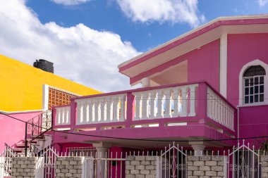 Meksika Körfezi 'nin karşısındaki Ada Mujeres' in renkli sokakları ve manzaralı plajları Cancun 'dan feribotla kısa bir yolculuk.