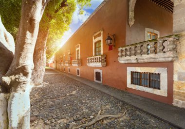 Morelia, Michoacan, renkli sokaklar ve Morelia 'nın tarihi şehir merkezindeki sömürge evleri, şehrin en önemli turistik merkezlerinden biri.