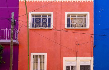 Guadalajara Basilica Katedrali ve Özgürlük Meydanı yakınlarındaki tarihi şehir merkezi Centro Historico 'da renkli Guadalajara evleri ve sokakları, Plaza Liberacion