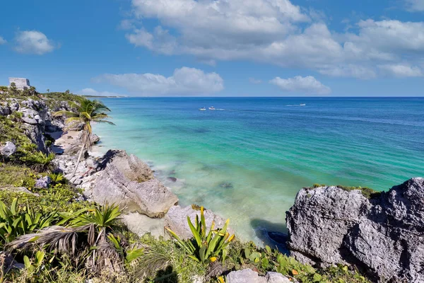 Temple of the God of Wind in Tulum Archaeological Zone with Mayan pyramids and ruins located on the scenic ocean shore of Quintana Roo province — Stock Photo, Image