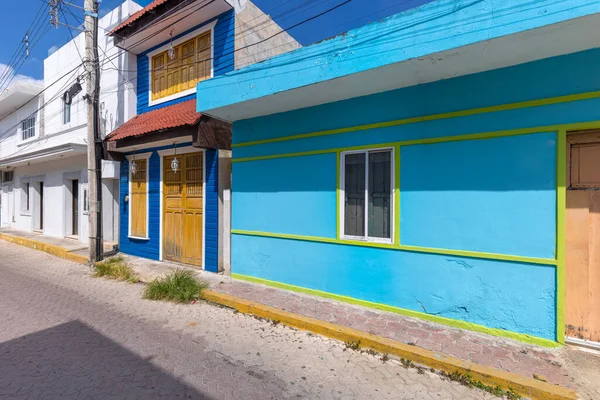 Kolorowe ulice i malownicze plaże wyspy Isla Mujeres położone po drugiej stronie Zatoki Meksykańskiej, krótka przejażdżka promem z Cancun — Zdjęcie stockowe
