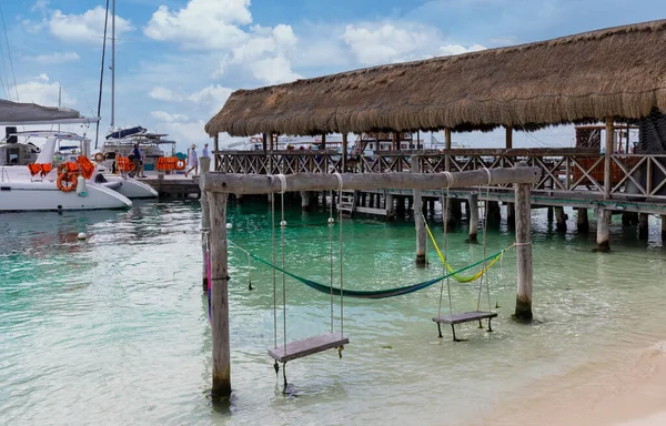 Spokojna turkusowa plaża Isla Mujeres czeka na turystów i pasażerów przybywających z Cancun promem — Zdjęcie stockowe
