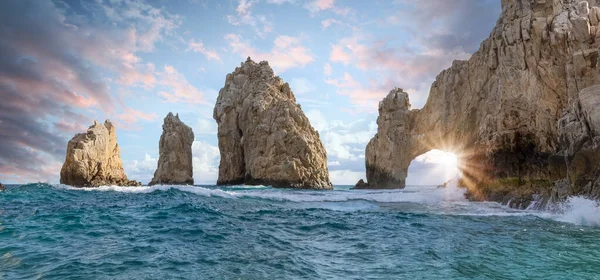 Scenic landmark tourist destination Arch of Cabo San Lucas, El Arco, whale watching and snorkeling spot — Stok Foto