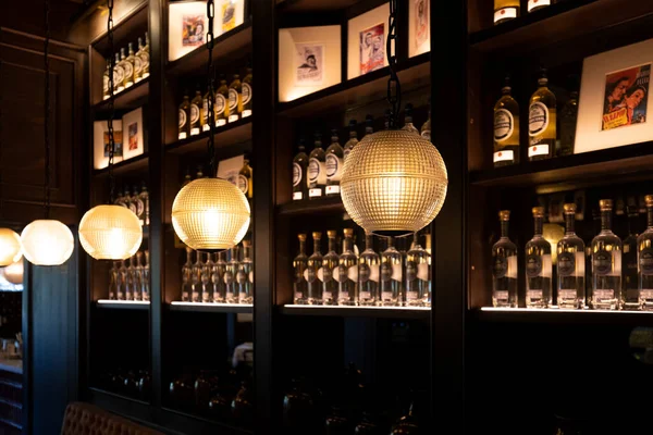 Morelia 'nın tarihi merkezinin ünlü Morelia Katedrali ve Plaza de Armas yakınlarındaki bar ve restoranları.