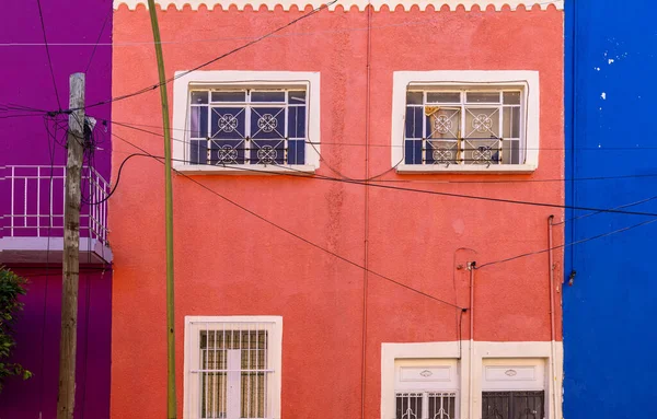 Guadalajara Basilica Katedrali ve Özgürlük Meydanı yakınlarındaki tarihi şehir merkezi Centro Historico 'da renkli Guadalajara evleri ve sokakları, Plaza Liberacion