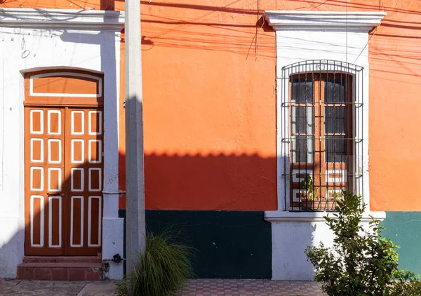 Colorful colonial Guadalajara casas e ruas no centro histórico da cidade Centro Historico perto de Guadalajara Basílica Catedral e Praça da Libertação, Plaza Liberacion — Fotografia de Stock