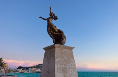 Meşhur Mazatlan deniz gezisi, El Malecon, okyanus gözcüleri, turist plajları ve manzaralı manzaralı. Old Mazatlan 'ı Hotel Zona Hotelera' ya bağlıyor.