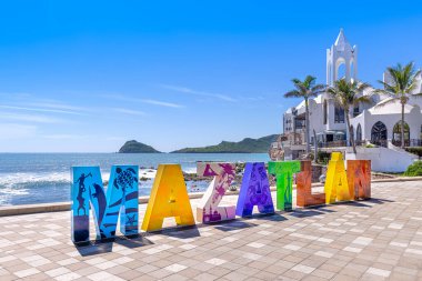 Altın Bölge 'nin girişindeki büyük Mazatlan Mektupları, Meksika' nın ünlü turistik plajı ve tatil yeri Zona Dorada.