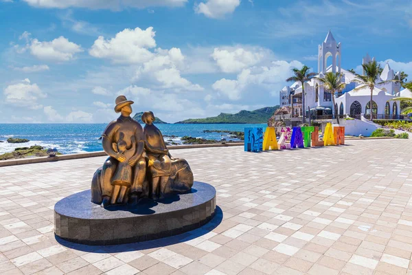 Big Mazatlan Letters bejáratánál Golden Zone, Zona Dorada, egy híres turisztikai strand és üdülőhely zóna Mexikóban — Stock Fotó