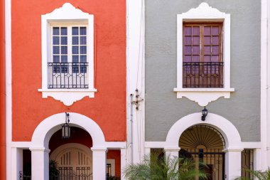 Meksika, Mazatlan, El Malecon gezinti alanı yakınlarındaki tarihi şehir merkezinde renkli eski şehir sokakları, okyanus kıyısı Zona Hotelera Otel Bölgesi ve merkez Mazatlan Bazilika katedrali