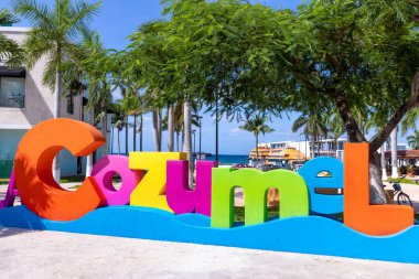 San Miguel de Cozumel 'in merkez meydanında, Malecon ve Cancun feribot terminali yakınlarında büyük mektuplar.
