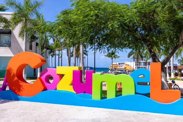 Grandes Cartas de Cozumel na praça central de San Miguel de Cozumel, perto do oceano Malecon e do terminal de balsas de Cancún — Fotografia de Stock