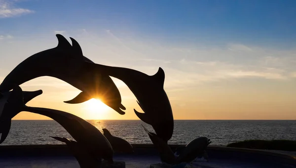 Delfin sziluettek a Mazatlan tengerparti sétányon, El Maleconban, óceánra néző kilátókkal, turista strandokkal és festői tájakkal. Öreg Mazatlant köti össze a Hotel Zone Zona Hotelera-val. — Stock Fotó