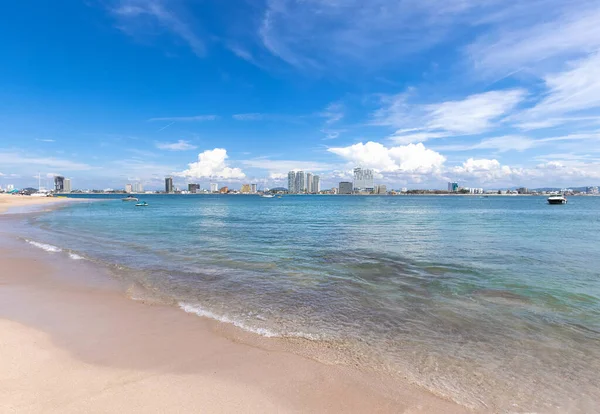 Vista desde la Isla de los Ciervos, Isla de Venados, del famoso paseo marítimo de Mazatlán El Malecón, con miradores oceánicos, hoteles de lujo, playas y paisajes escénicos — Foto de Stock
