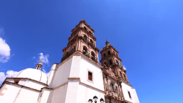 Мексика, католицька церква Соборної базиліки Дуранго в колоніальному історичному центрі міста, розташованому навпроти центральної площі Дуранго Плаза де Армас. — стокове відео