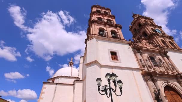 Mexikó, katolikus templom katedrális Bazilika Durango gyarmati történelmi belvárosában található, szemben Durango központi tér Plaza de Armas — Stock videók