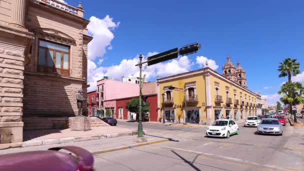 Durango centro storico coloniale e colorato vicino alla centrale Plaza de Armas e Basilica Cattedrale — Video Stock
