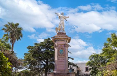 Zacatecas 'ın merkez katedrali yakınlarındaki tarihi şehir merkezinde renkli eski şehir sokakları. Burası popüler bir yerel Meksika ve uluslararası turizm merkezidir.