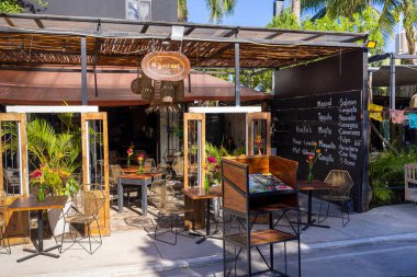 Yerel ve uluslararası turistlerin sıkça uğradığı tarihi şehir merkezinde Meksika mutfağı ve deniz ürünleri sunan restoranlardaki Tulum kafeleri