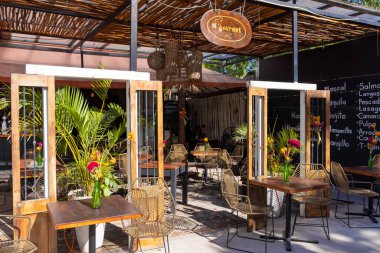 Yerel ve uluslararası turistlerin sıkça uğradığı tarihi şehir merkezinde Meksika mutfağı ve deniz ürünleri sunan restoranlardaki Tulum kafeleri