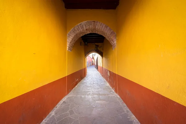 Coloridas calles de la ciudad vieja en el centro histórico de la ciudad de Zacatecas cerca de la catedral central. Es un popular destino turístico local mexicano e internacional — Foto de Stock