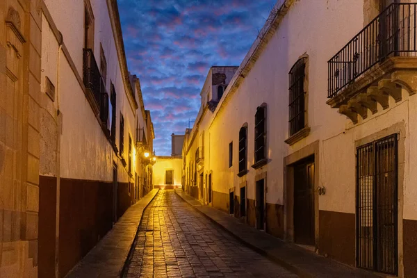 Bunte Altstadtgassen im historischen Stadtzentrum von Zacatecas nahe der zentralen Kathedrale. Es ist ein beliebtes lokales mexikanisches und internationales Tourismusziel — Stockfoto